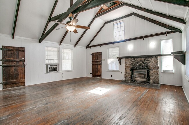 Building Photo - Cozy Rental with Loft near Woodlawn Lake!