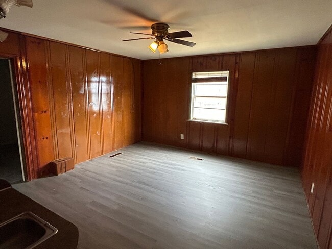 Building Photo - 5 Bedrooms Near Downtown!