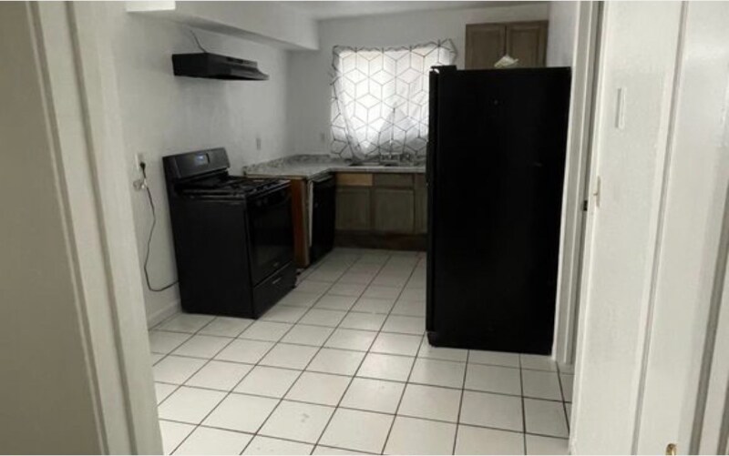 Building Photo - 581 Stratford Ct