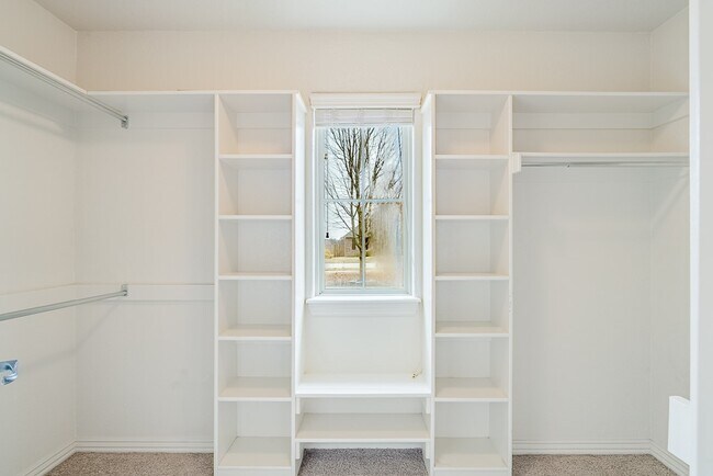 Building Photo - 602 SW Barn Valley Rd