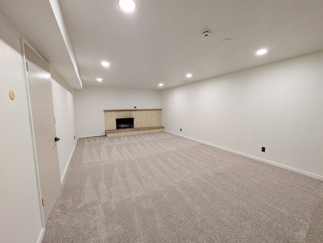Building Photo - 1658 E 1500 N
