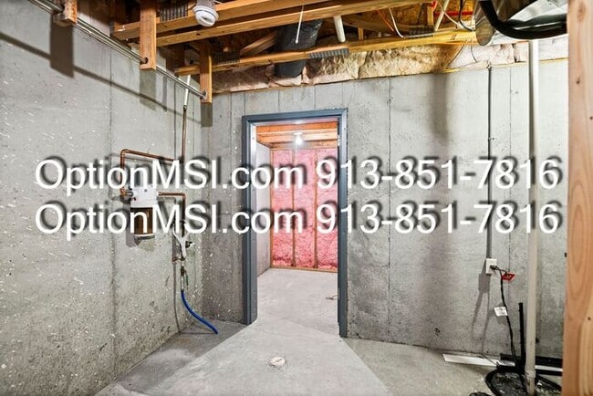 Building Photo - Townhome available in Piper schools