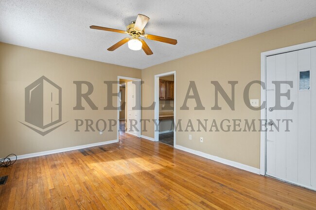 Building Photo - 1913 N Hood St