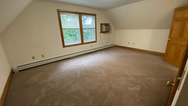 Building Photo - UNH Student Rental Available for the 2026-...