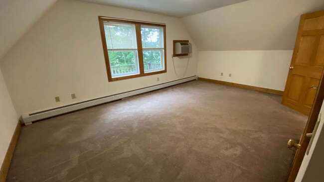 Building Photo - Very Large 4 Bedroom/1 Bath Apartment - He...