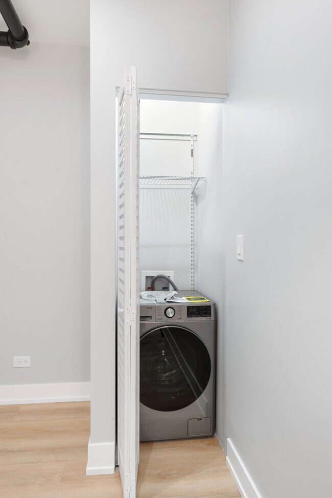 Building Photo - 1546 W Jonquil Terrace