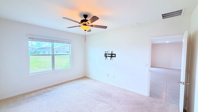 Building Photo - Charming Deltona 4/2 Ready for Move-in!