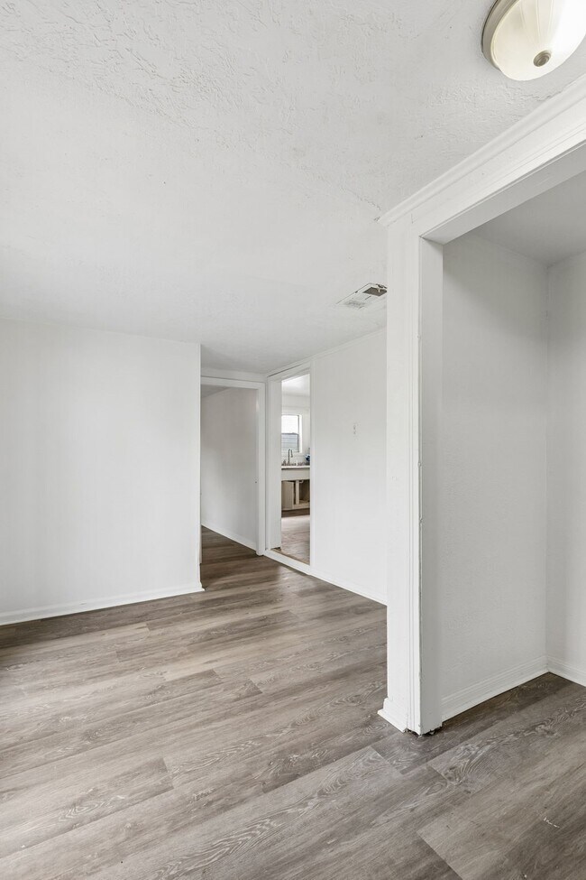 Building Photo - 2326 28th Ave N