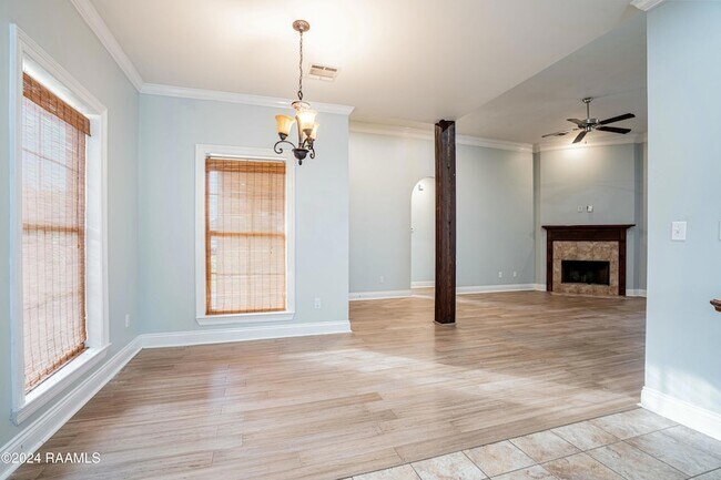 Building Photo - 101 Tara Oak Dr