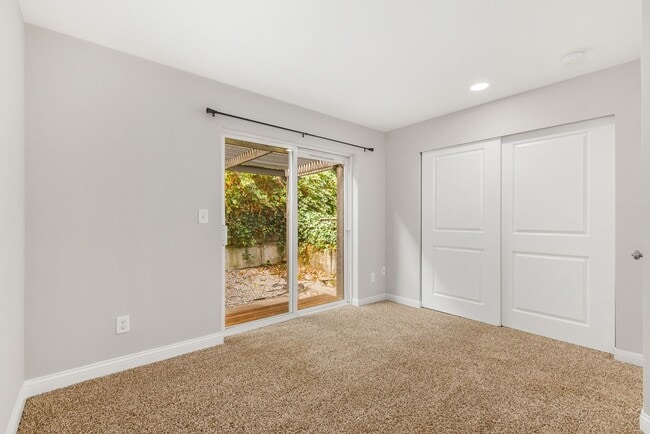 Building Photo - 2 Bedroom 2 Bath Townhouse 2 Car Garage S ...