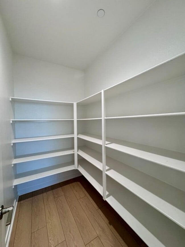 Building Photo - Spacious 4 Bedroom Home for Lease in Winch...
