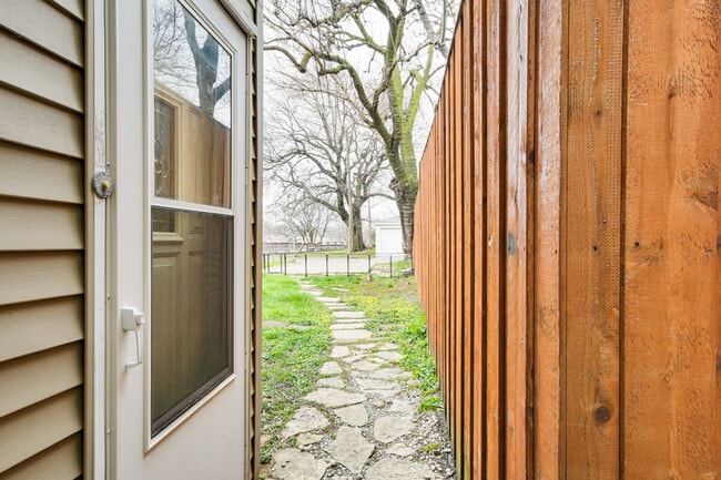 Building Photo - 927 Flournoy St