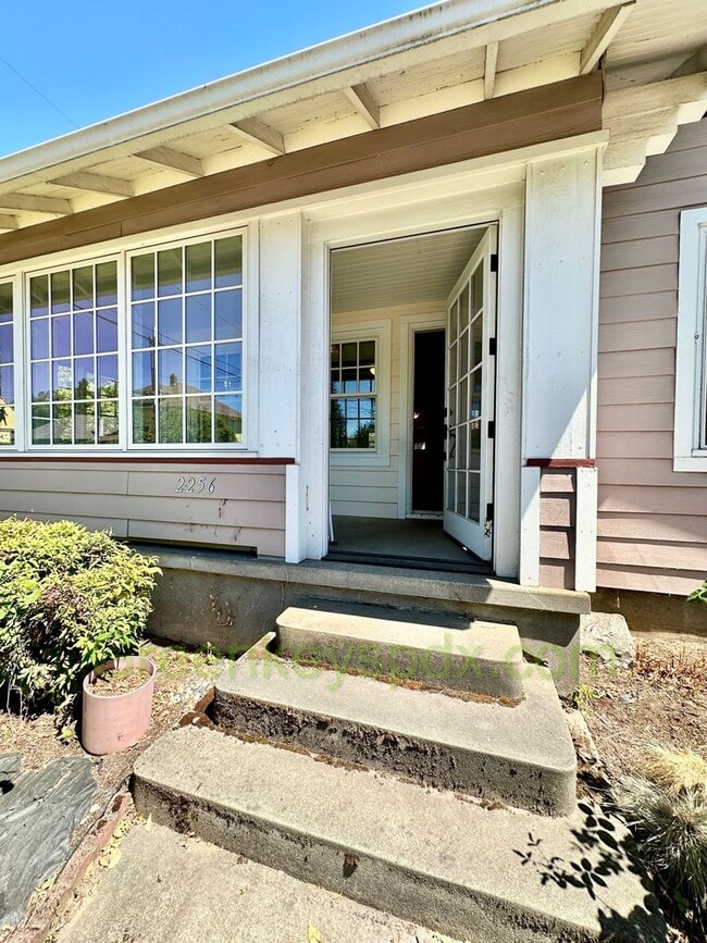 Building Photo - Huge 3 Bedroom 2 Bathroom House in Heart o...