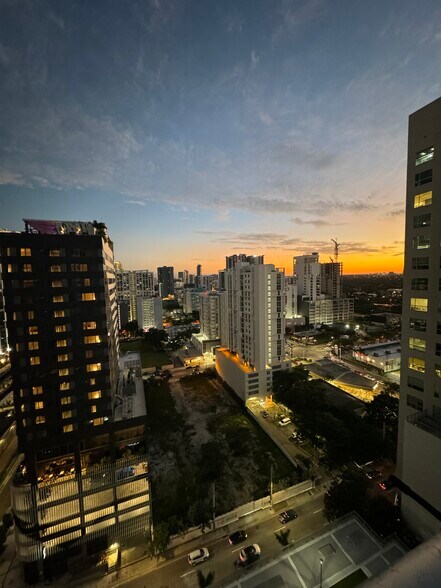 Building Photo - 690 SW 1st Ave