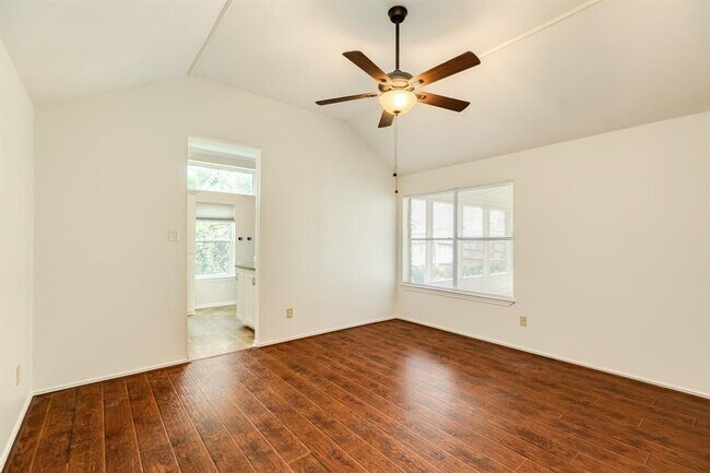 Building Photo - 10506 Green Valley Ln