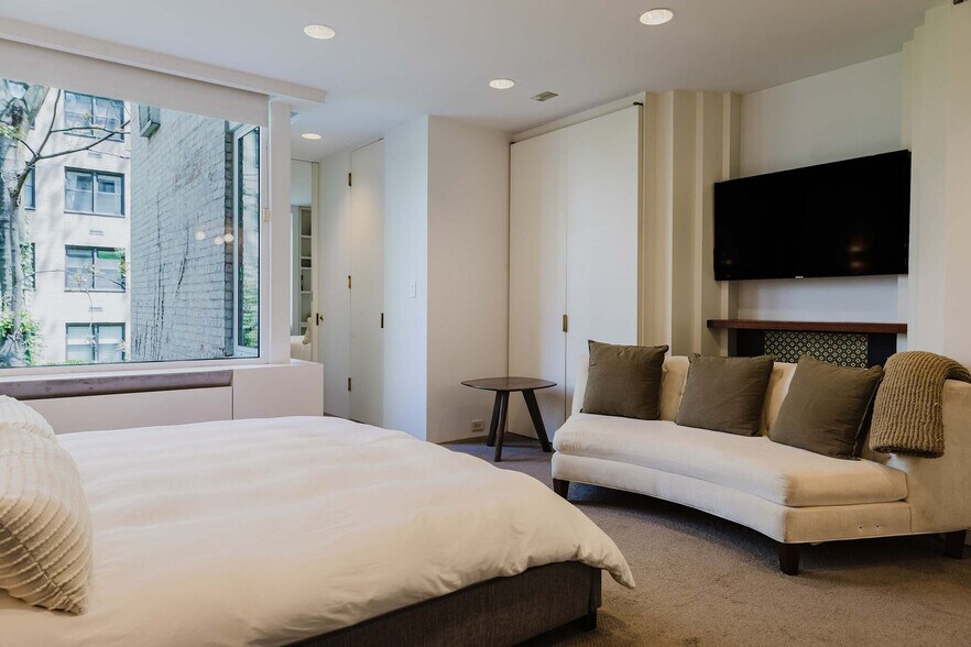 Building Photo - 323 E 51st St