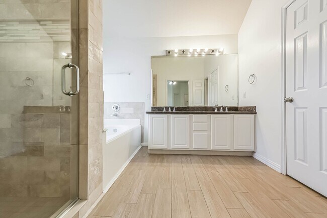 Building Photo - Light and Bright Ready for Immediate Move In!