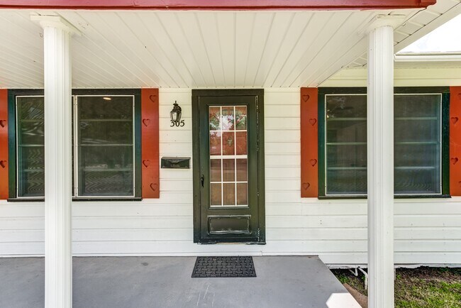 Building Photo - 305 Yaupon St