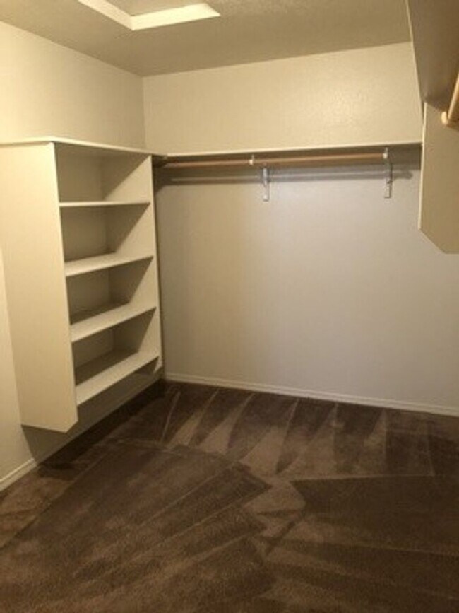 Building Photo - Walking distance to Settlers Park