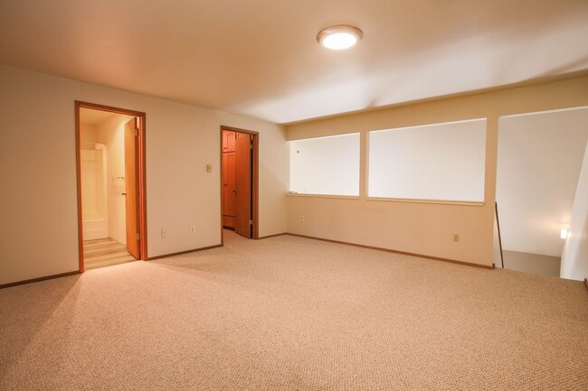 Building Photo - Spacious Langley Condo with Private Rear Y...