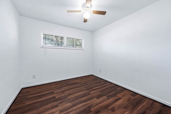 Building Photo - 206 Crestview Dr