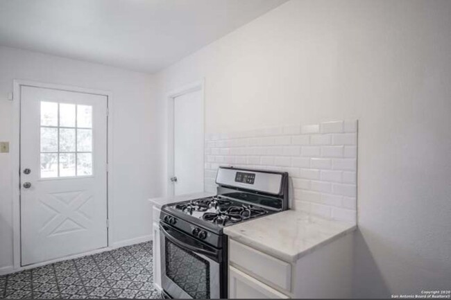 Building Photo - Perfect 3 BD 2 BA home near Alamo Heights ...