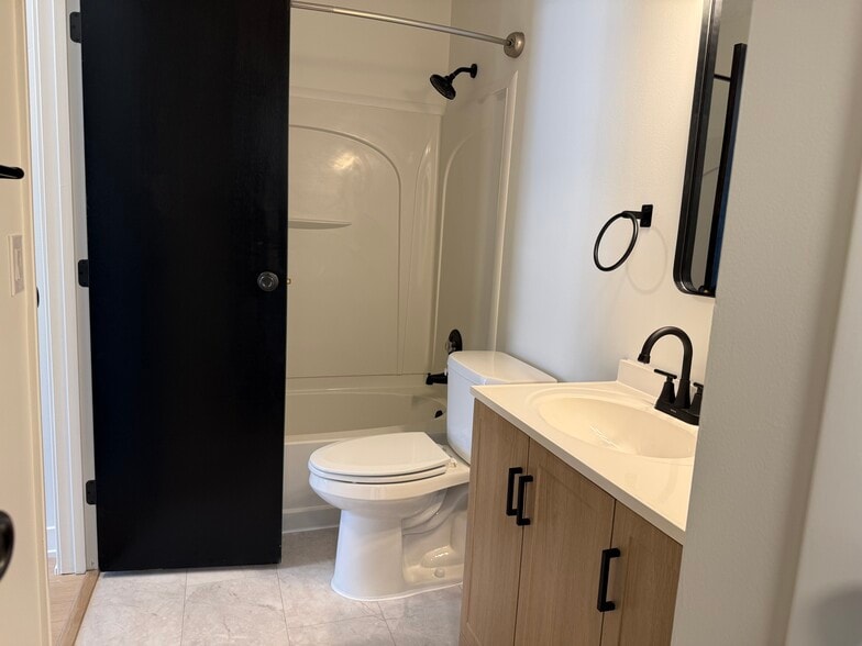 Building Photo - 925 Taylorsview Dr