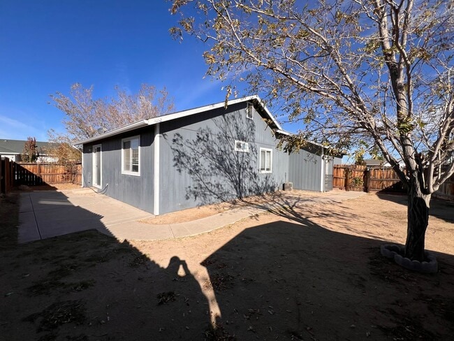 Building Photo - Cute 2 bedroom home located in Donner Trails!