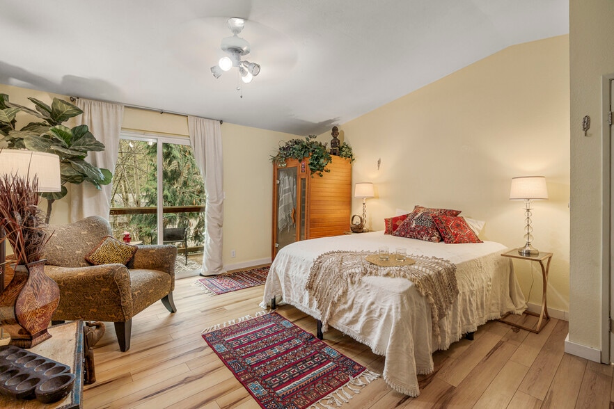 Huge Master Bedroom - 20043 Forest Park Dr NE