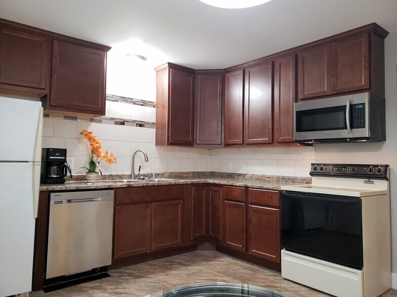 Building Photo - 5825 Balsam Rd