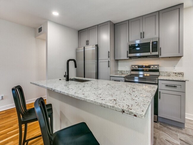 Building Photo - TCU 1 bedroom Unit - Summer 2026 Move In