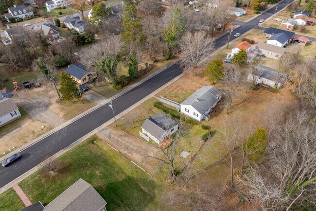 Building Photo - Updated 2-Bedroom Home Walking Distance to Longwood University!