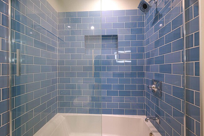 Building Photo - Renovated 3 Bed, 3 Bath Townhome Available...