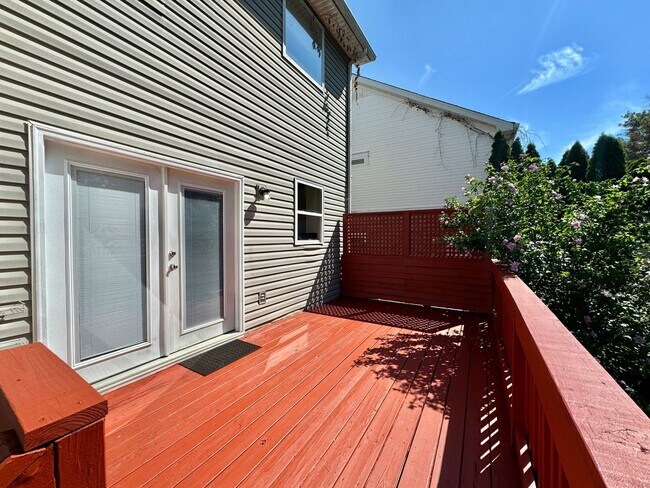 Building Photo - 3 Bed, 2 Offices, 2.5 Bath w/ 2 Car Garage in McKays Mill