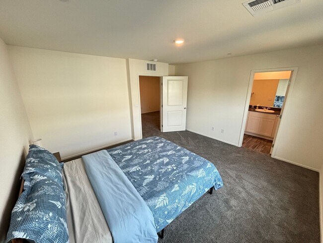 Building Photo - Charming 3Bed/2.5Bath/2Car Townhouse located in Northwest Las Vegas - Make the Move for Less: $30...