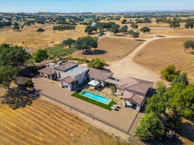 Building Photo - 6750 Golden Pheasant Ln