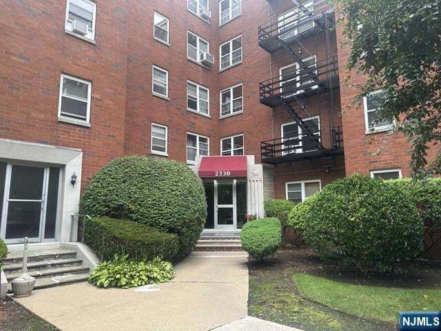 Building Photo - 2330 Linwood Ave