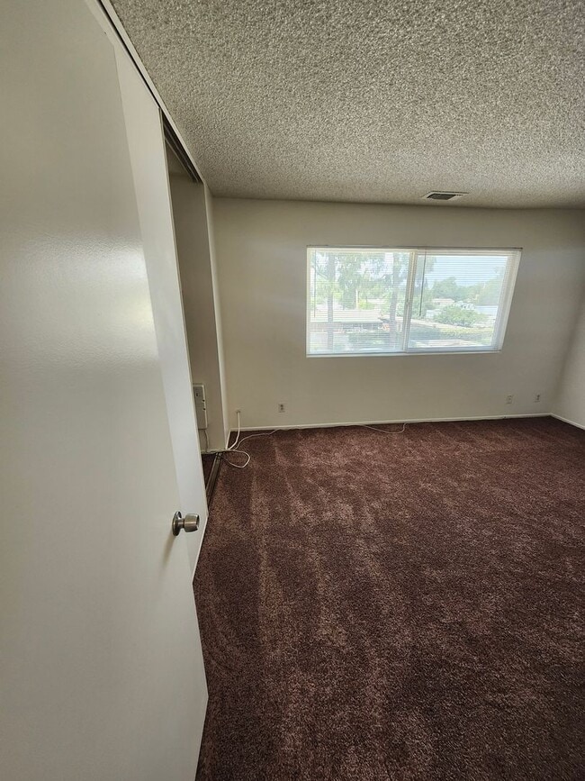 Building Photo - Two-Story condo in Ontario