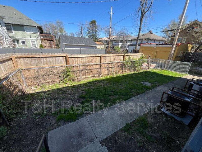 Building Photo - 512 E 33rd St