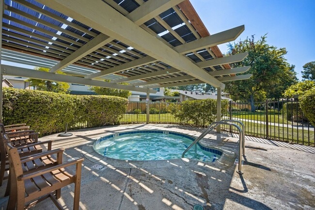 Building Photo - 3 bed 2 bath move-in ready unit.