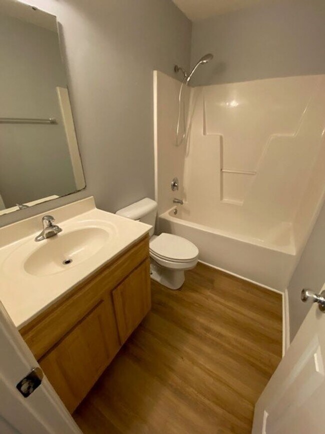 Building Photo - Welcome to this beautiful 4 bedroom, 2 bathroom home located in the desirable area of Wilmington,...