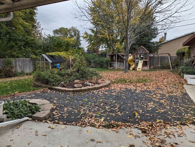 Building Photo - Spacious pet-friendly Clarkston house on d...