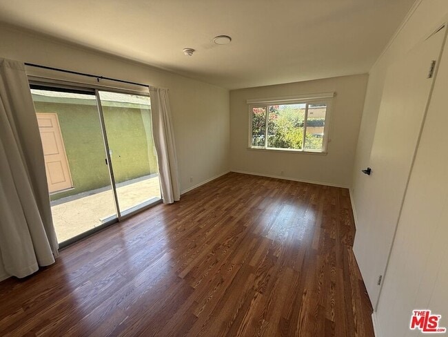 Building Photo - 802 Superba Ave