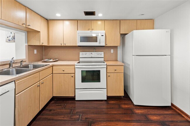Building Photo - 2555 Collins Ave