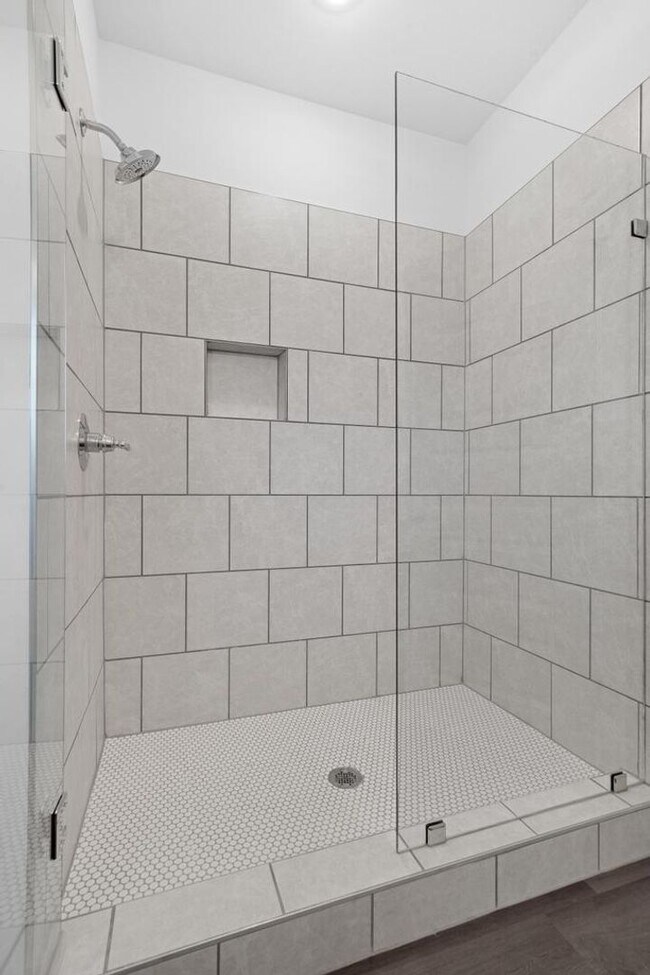 Building Photo - Spacious Home with Fenced Backyard!