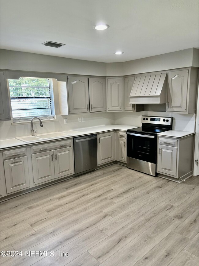 Building Photo - 509 Sunset Dr