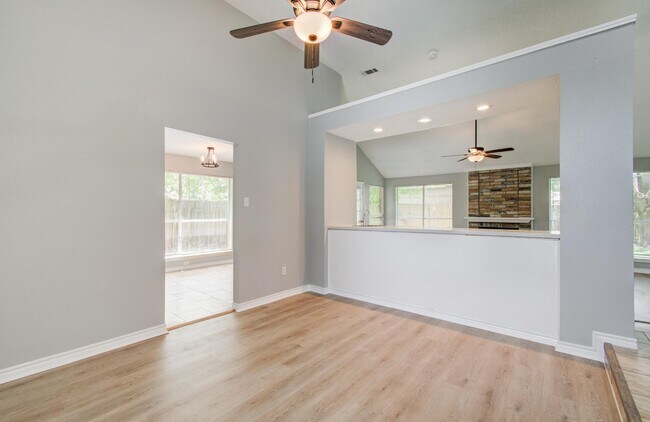 Building Photo - 13215 Bunker Hill Dr