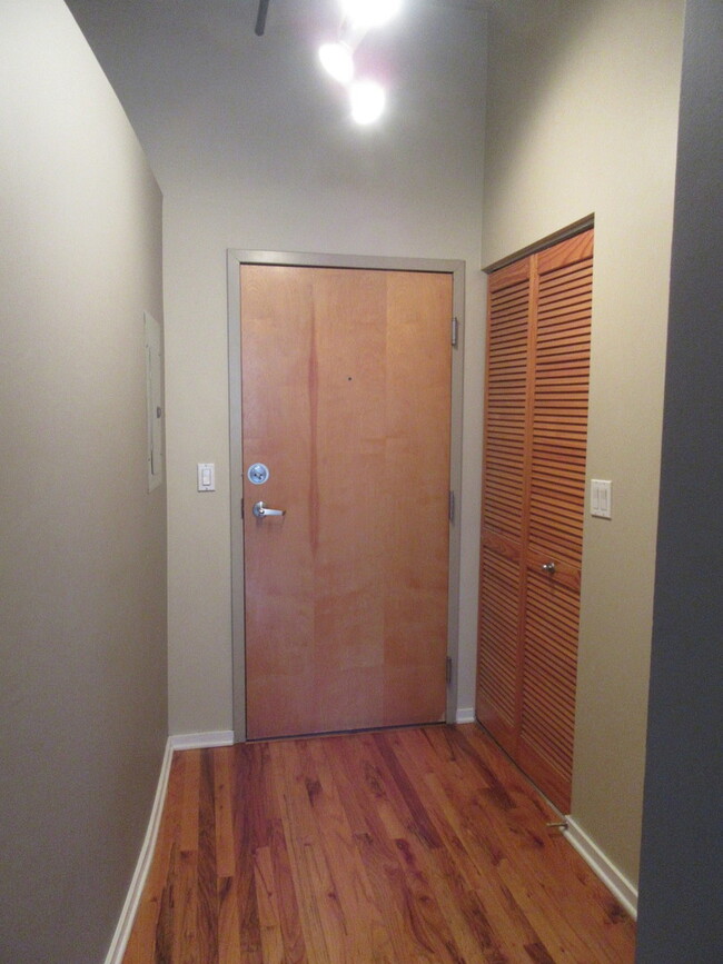 Building Photo - 6 S Laflin St