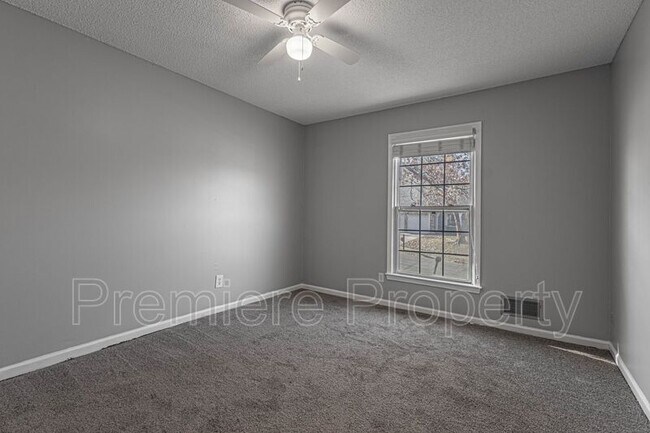 Building Photo - 1011 SW Lorman Dr