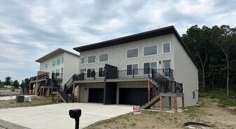 Building Photo - 2900 SW Villa W Dr